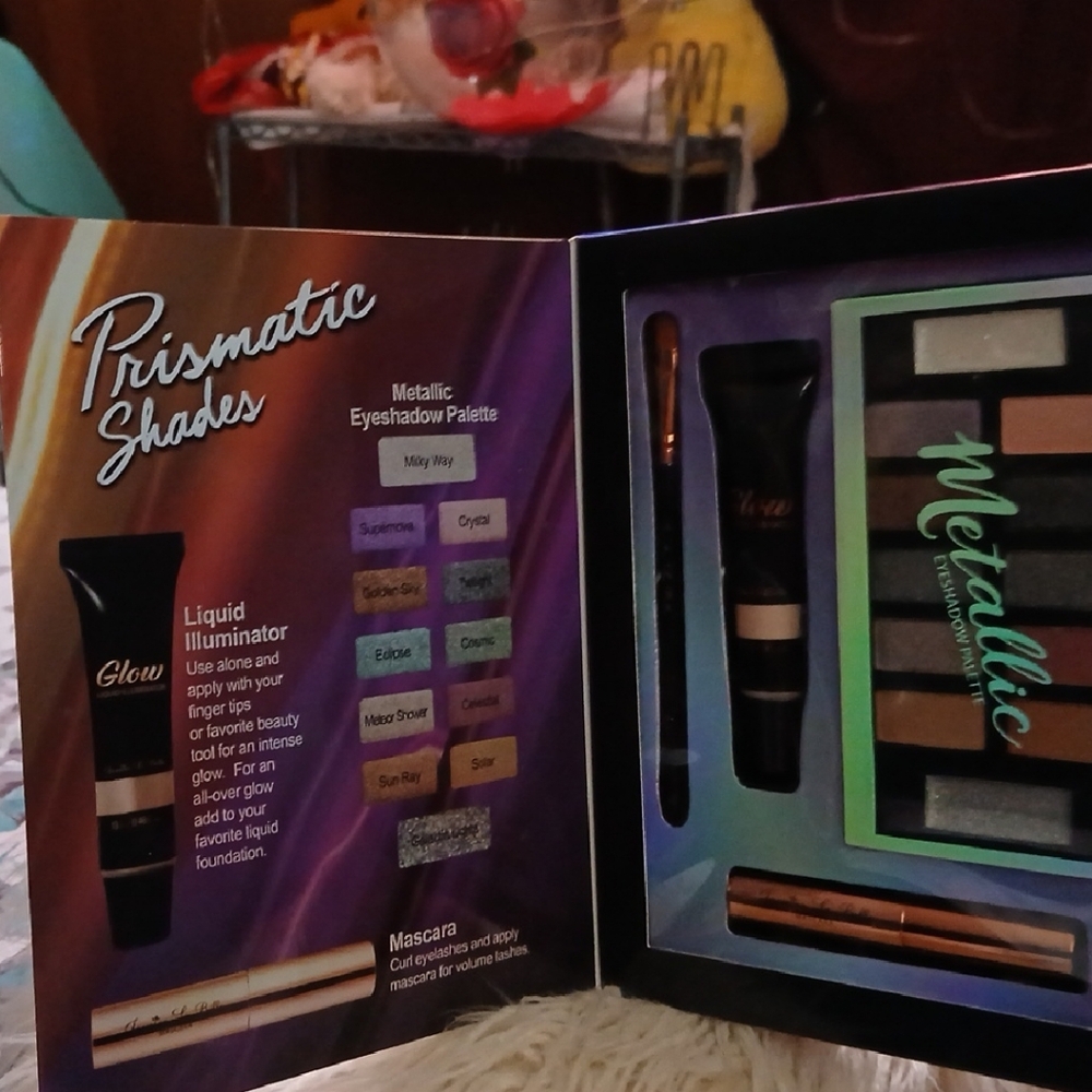 GLO jeans Prismatic Eyeshadow Palette with Black, Green, and Gold